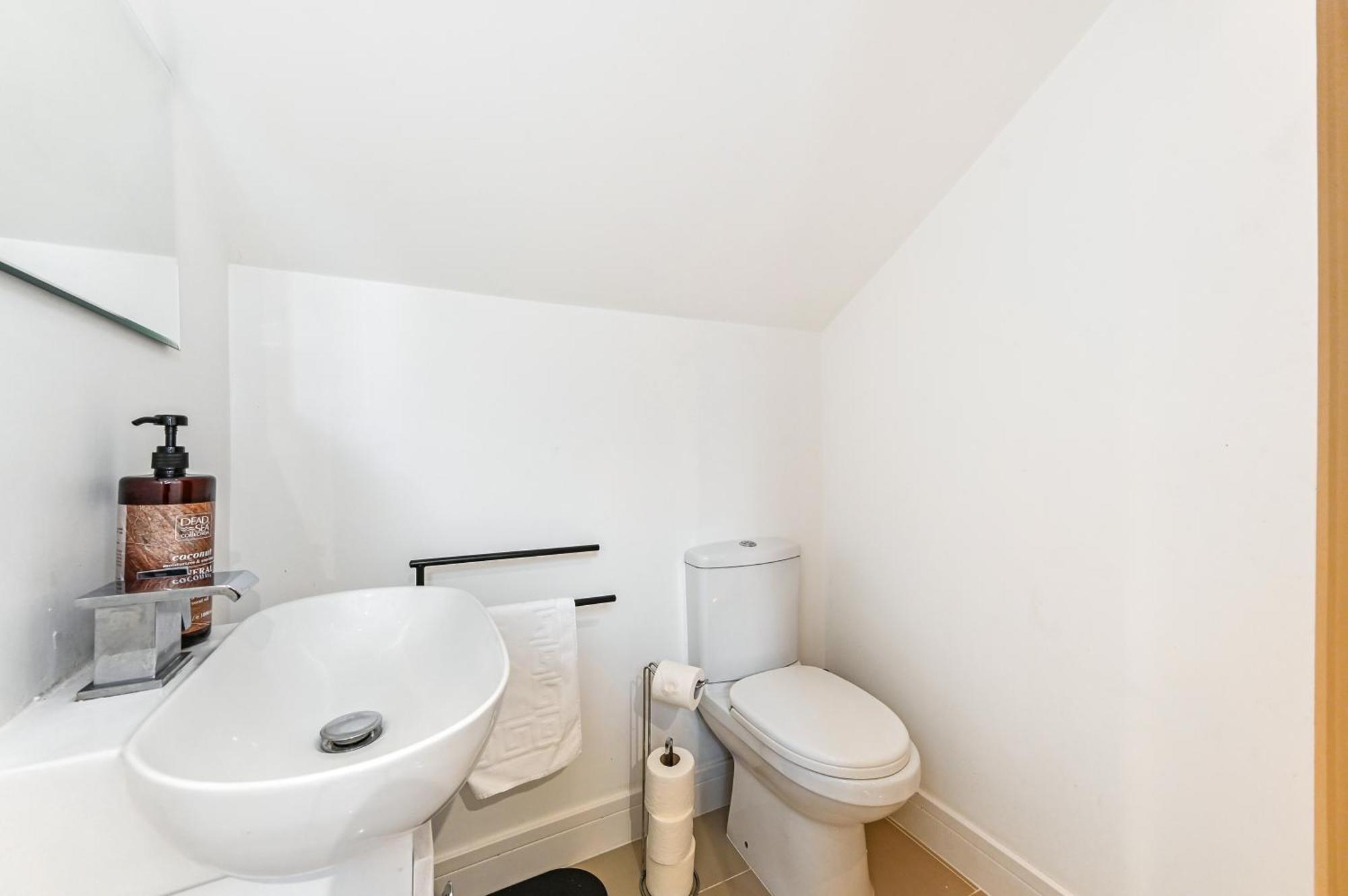 Family 1 Bed Apt Near Cardiff City Centre, Free Parking, Quiet, Secure Neighbourhood Exterior photo