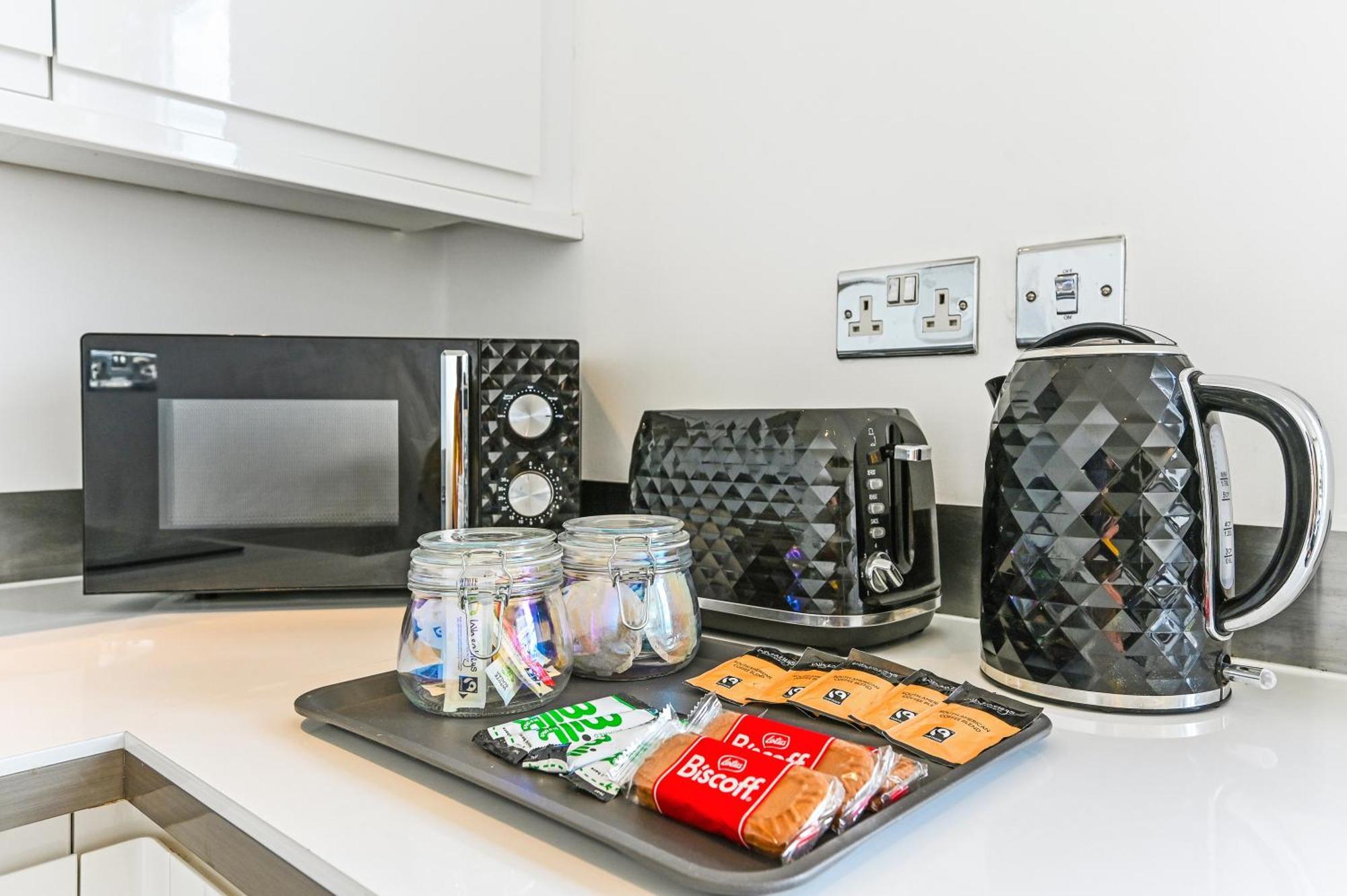 Family 1 Bed Apt Near Cardiff City Centre, Free Parking, Quiet, Secure Neighbourhood Exterior photo