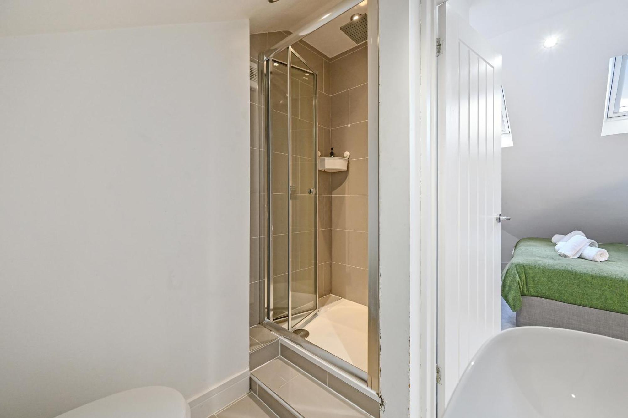 Family 1 Bed Apt Near Cardiff City Centre, Free Parking, Quiet, Secure Neighbourhood Exterior photo
