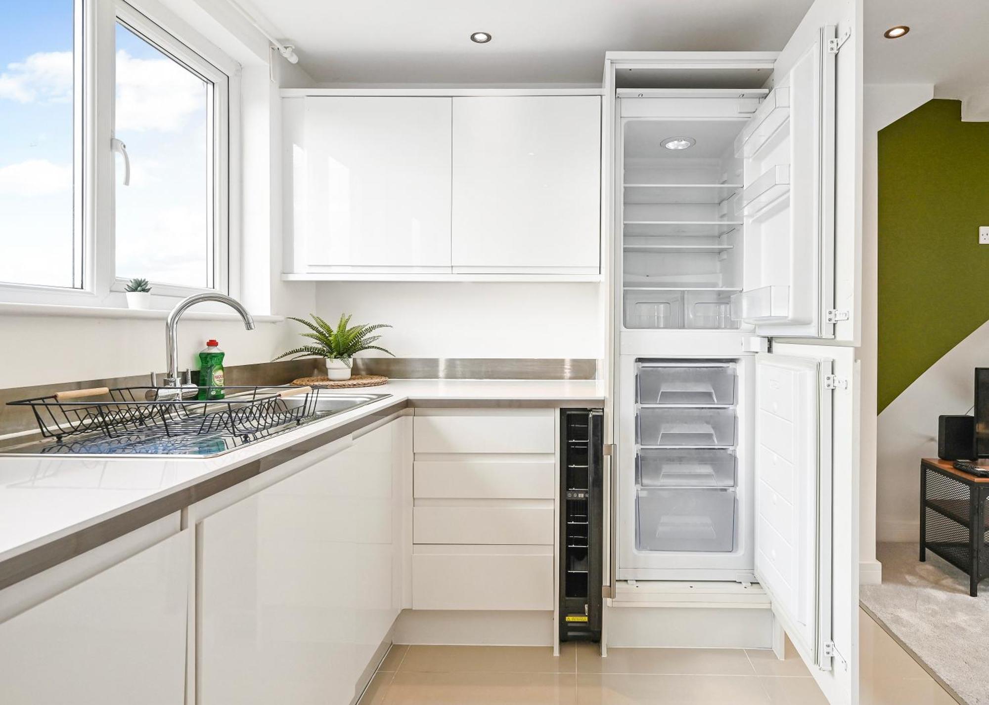 Family 1 Bed Apt Near Cardiff City Centre, Free Parking, Quiet, Secure Neighbourhood Exterior photo